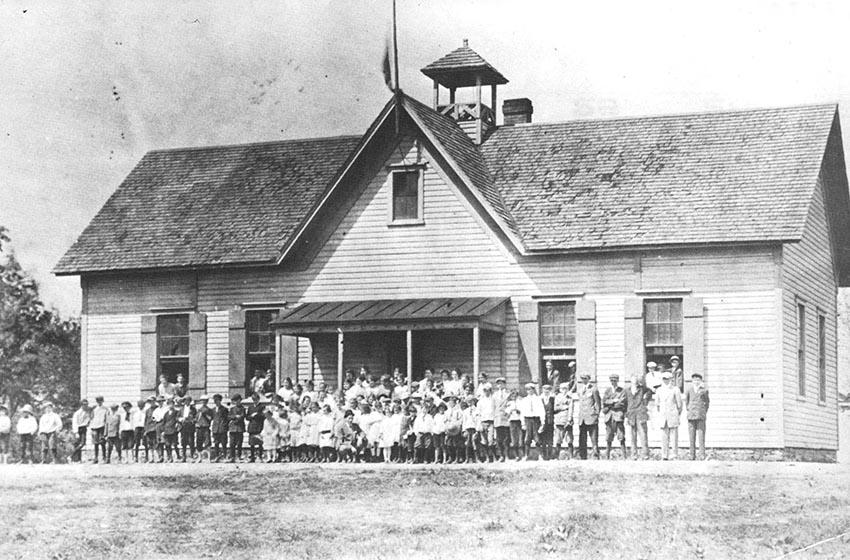 The Herndon School, circa 1905, after it had been expanded to three rooms. From the J. Berkley Green Collection of the Herndon Historical Society.