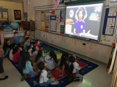 Kinders skyping with a scientist